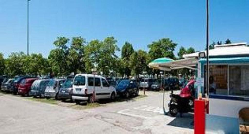 Hotel Arno Misano Adriatico Exterior foto