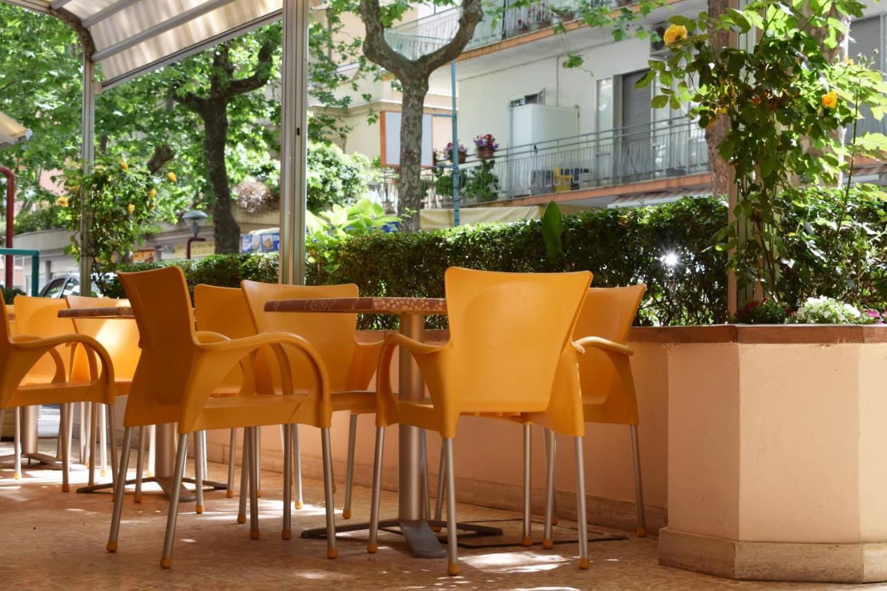 Hotel Arno Misano Adriatico Exterior foto